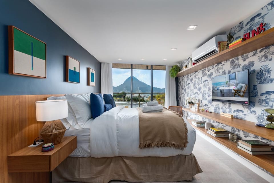 Bed, TV and multimedia, Seating area, Bedroom