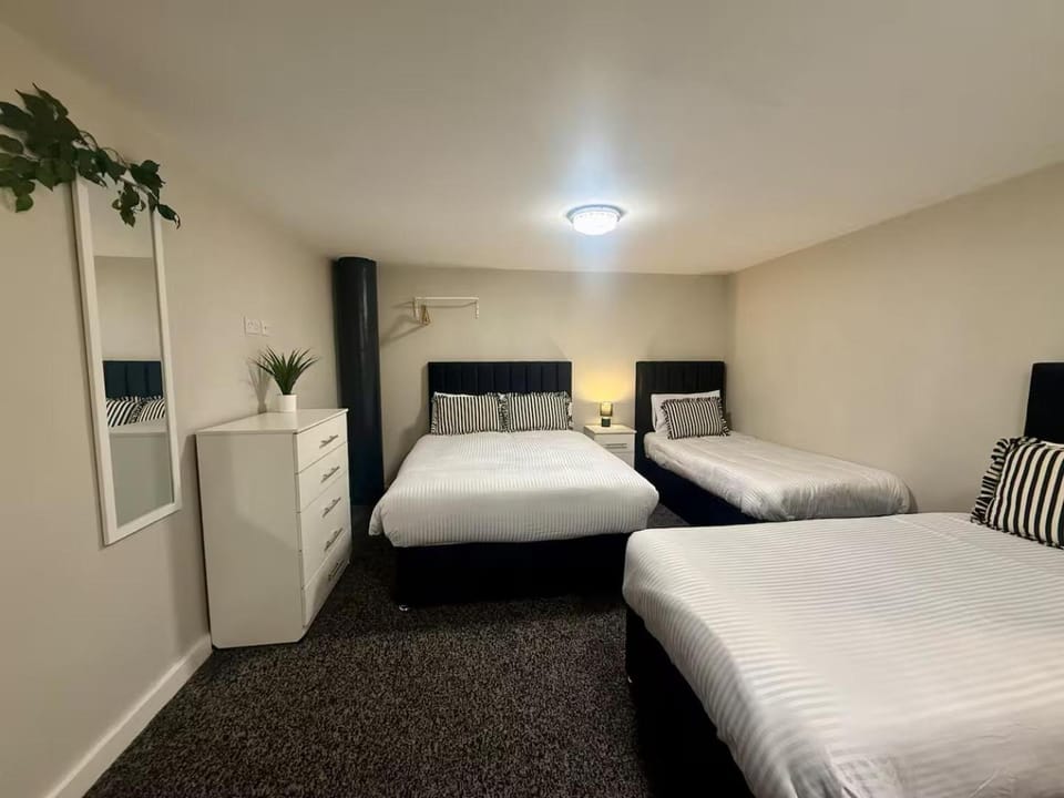 NEWLY refurbished JULY 2026 - One bedroom - Sleeps 6 - BD1 Apartment in Bradford