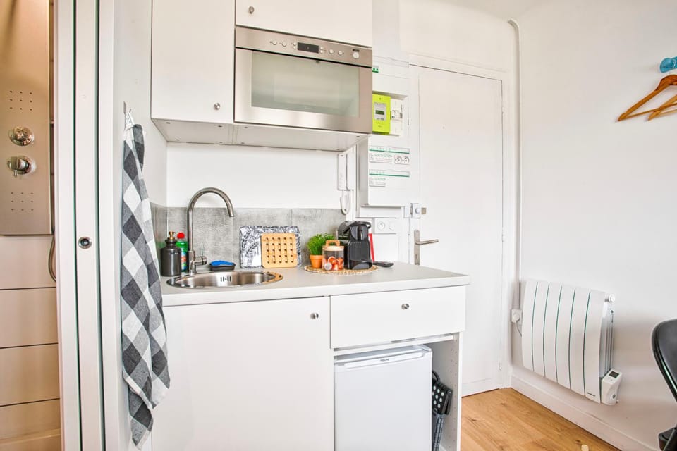 Kitchen or kitchenette, Dining area, stove