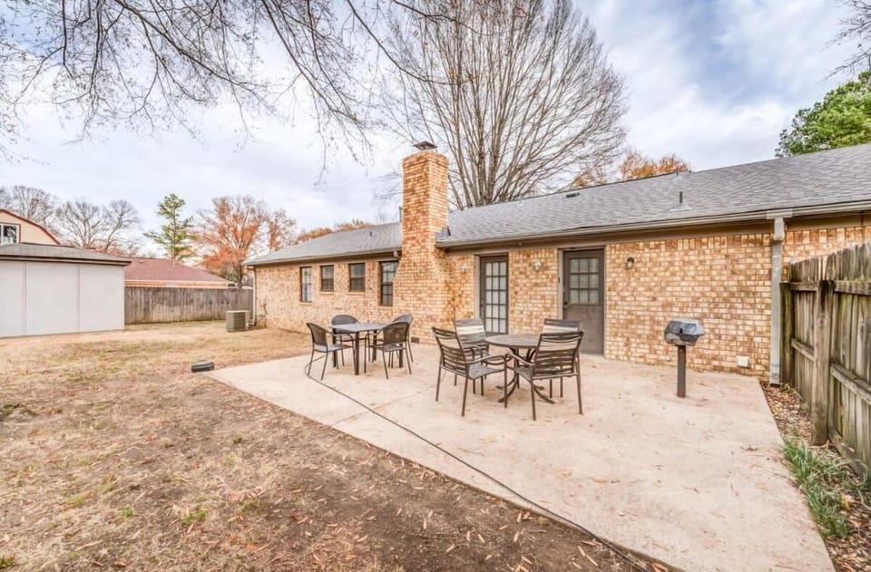 Property building, Patio, Day, BBQ facilities, Dining area