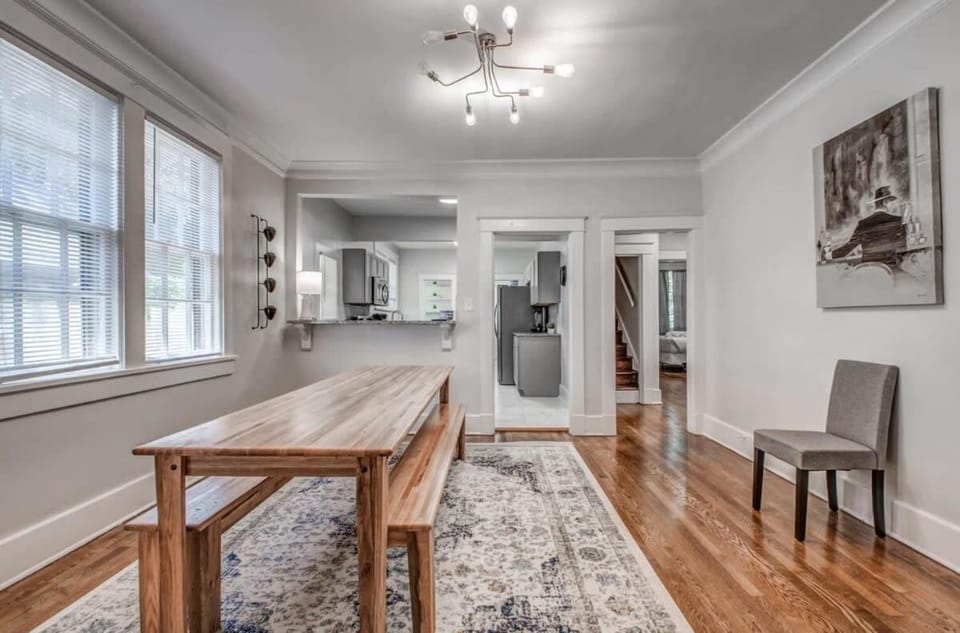 Kitchen or kitchenette, Living room, Seating area, Dining area