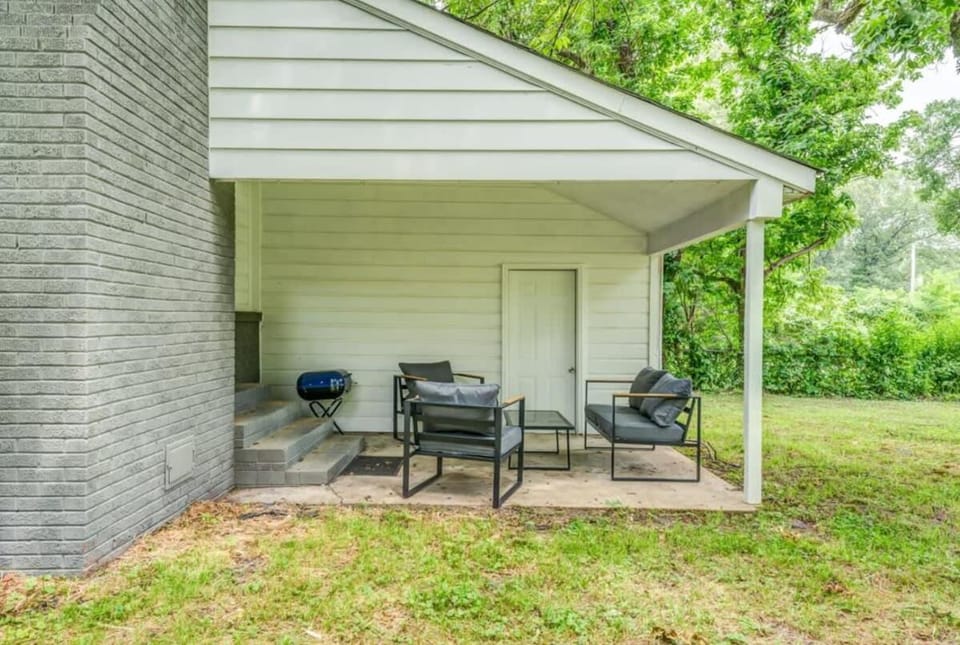 Property building, Facade/entrance, Day