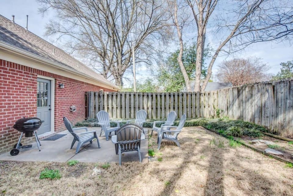 Patio, Spring, Day, BBQ facilities
