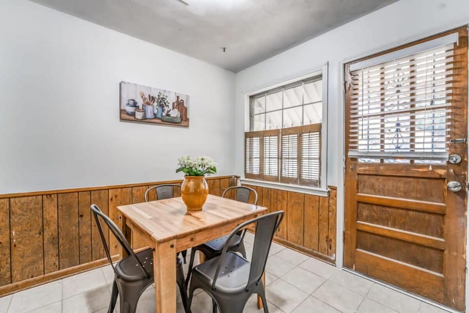 Seating area, Dining area