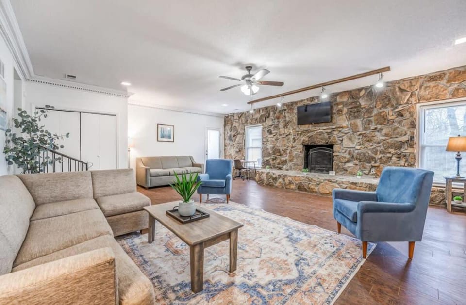 TV and multimedia, Living room, Seating area, fireplace