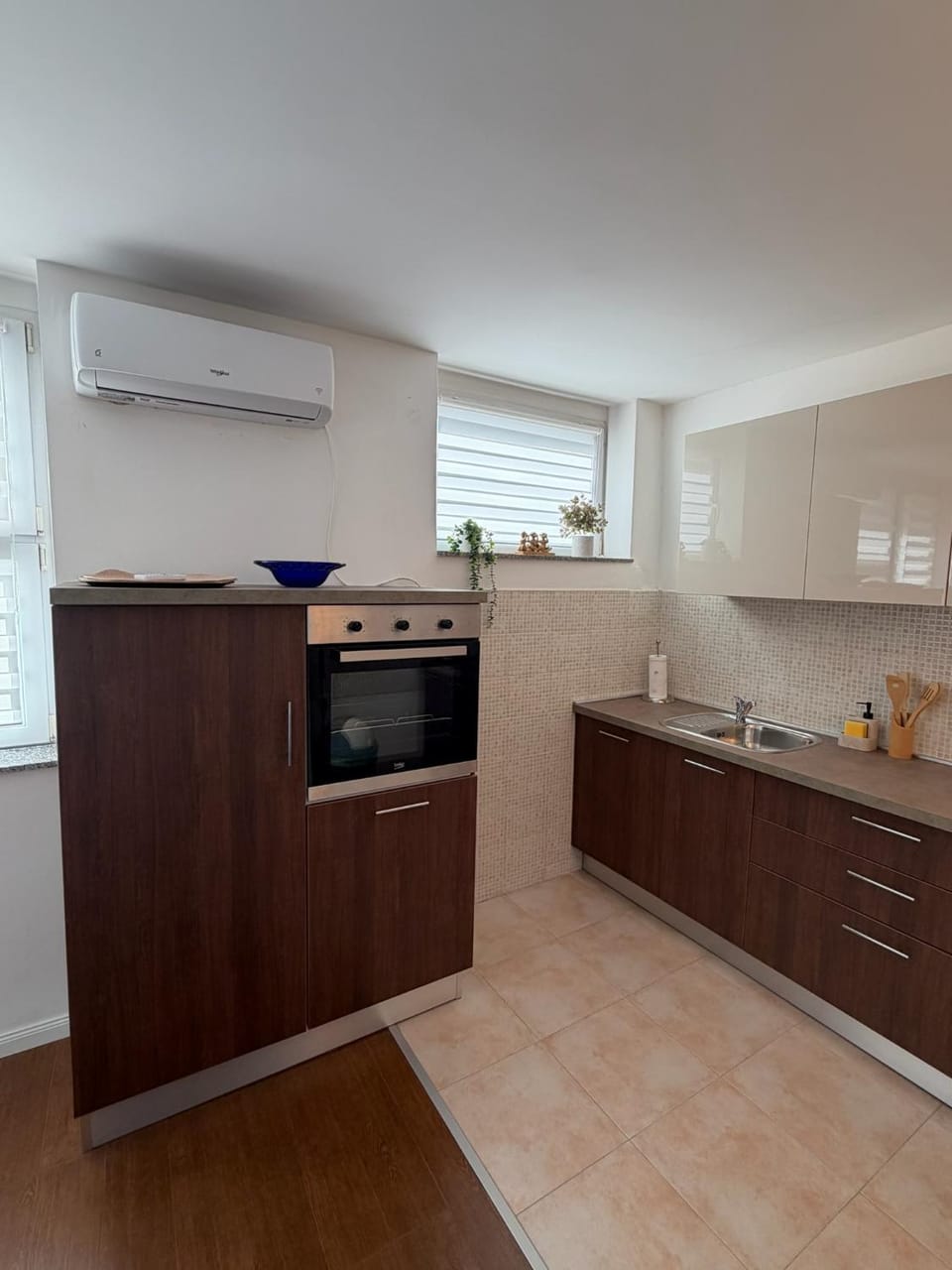 Kitchen or kitchenette, oven