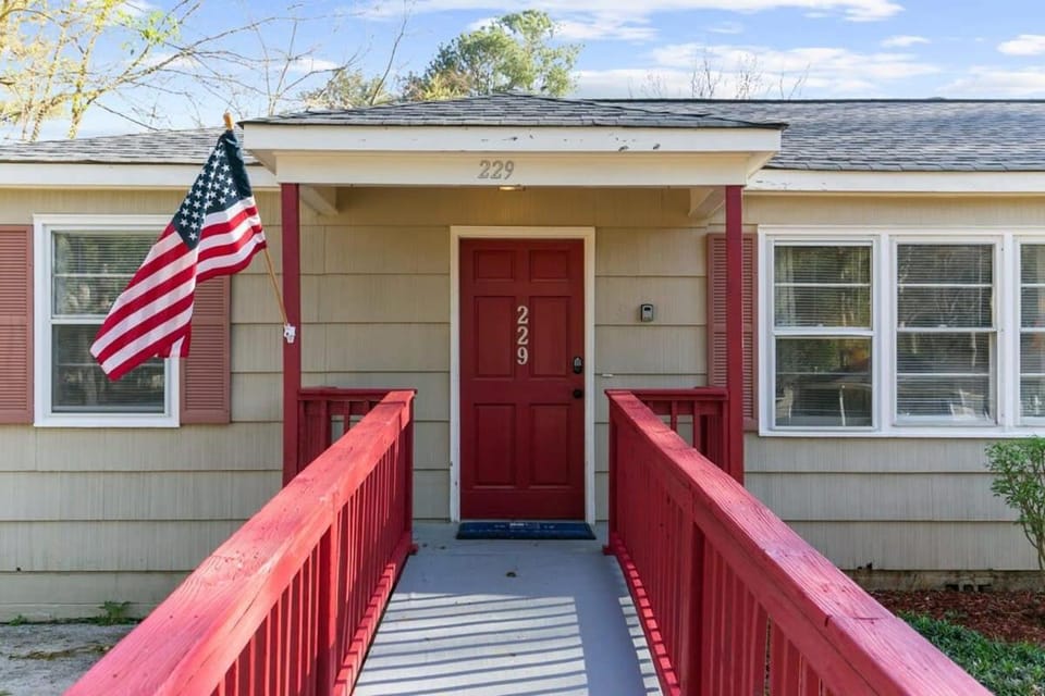Property building, Facade/entrance, Day