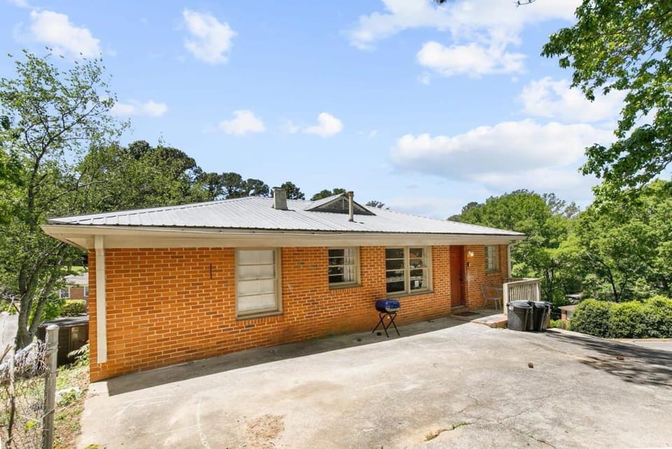 Property building, Spring, Day, BBQ facilities