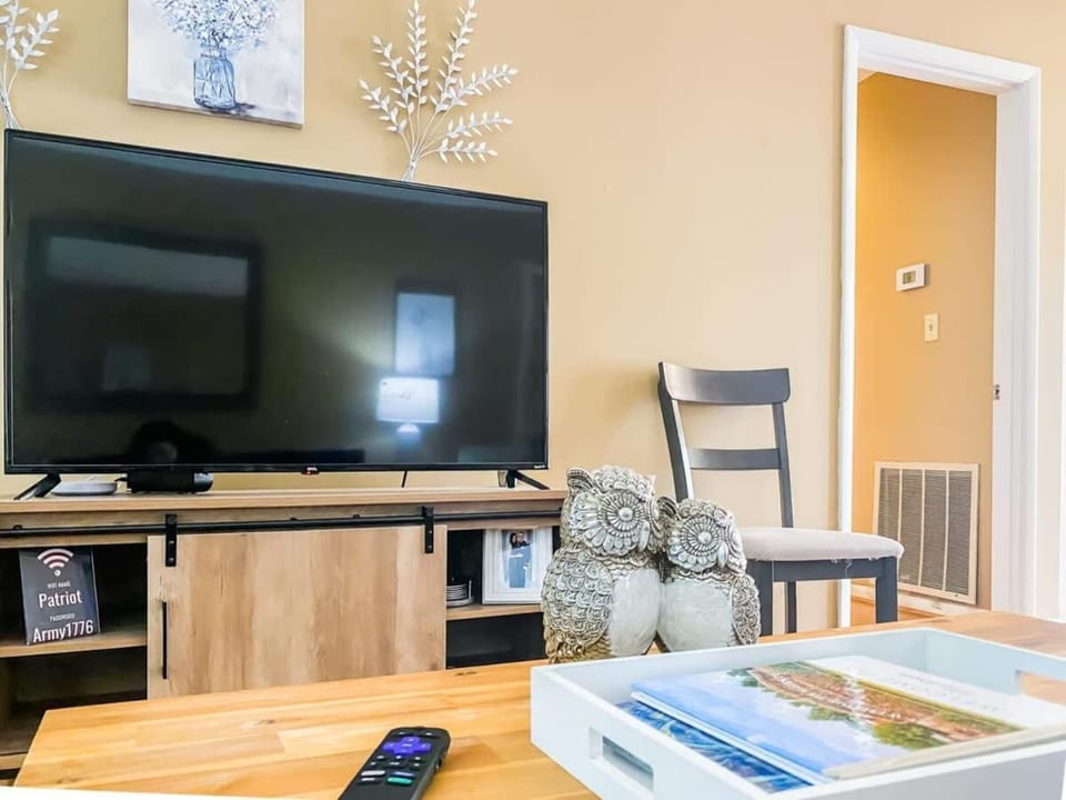 TV and multimedia, Seating area, Dining area