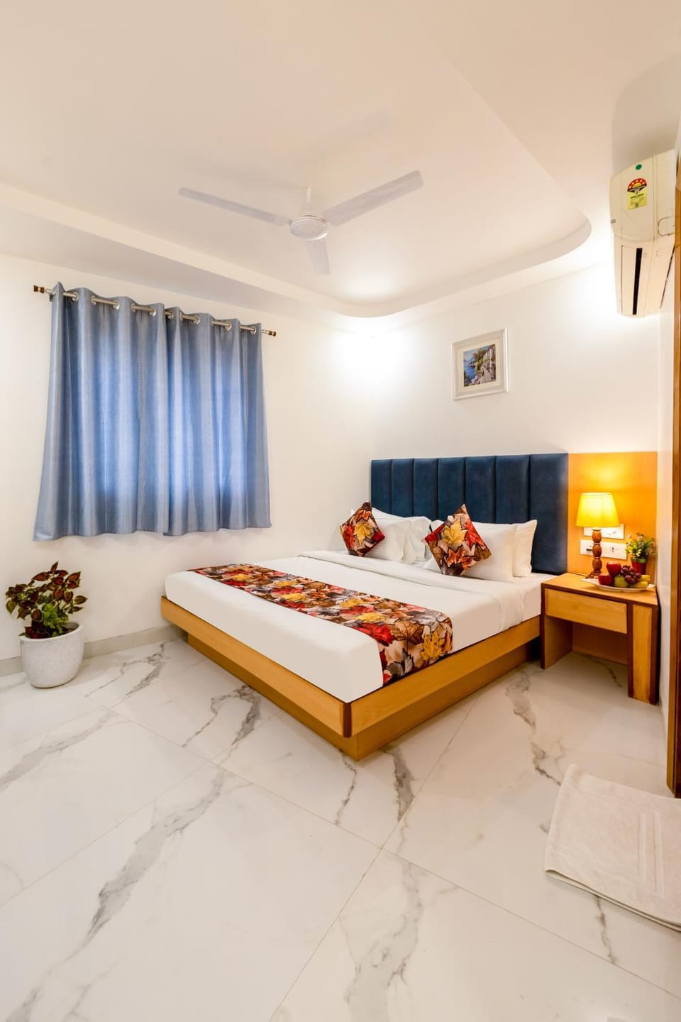 Photo of the whole room, Bedroom, air conditioner