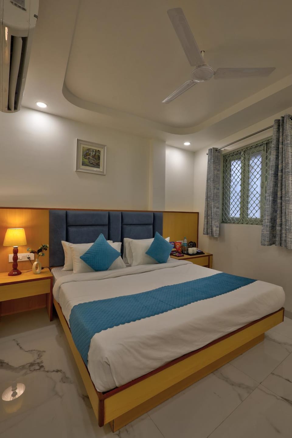 Bed, Photo of the whole room, Bedroom, fireplace, towels, air conditioner