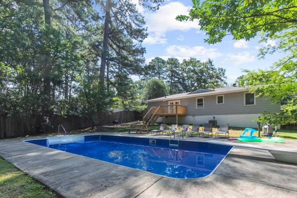 Property building, Day, Garden, Swimming pool, Swimming pool