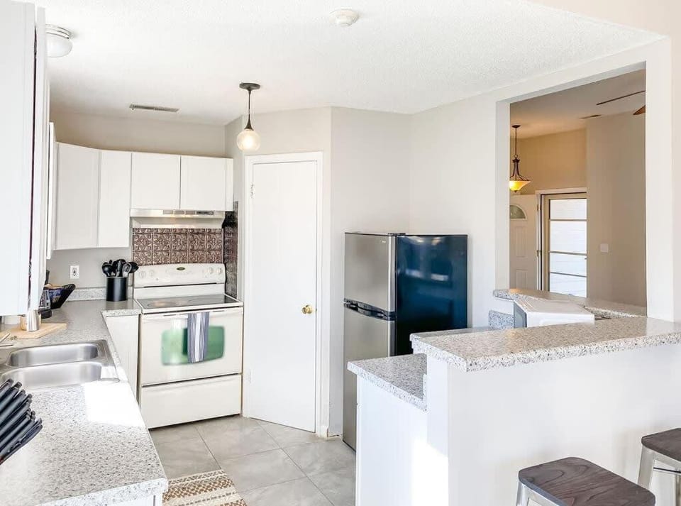 Kitchen or kitchenette, dishwasher, toaster, kitchen