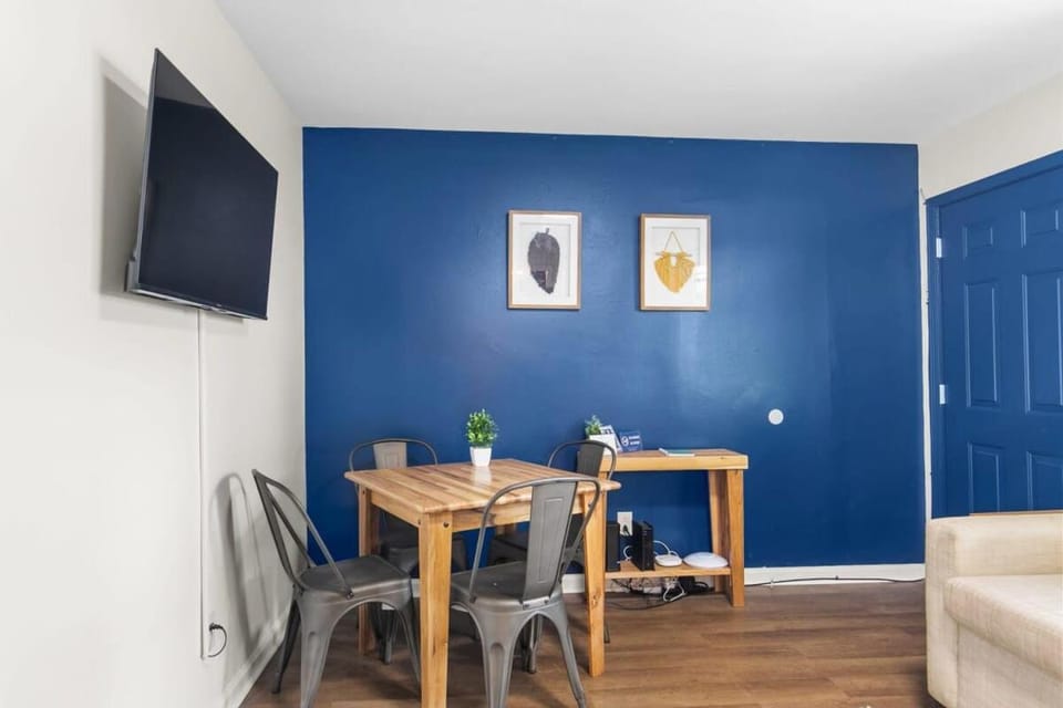 TV and multimedia, Seating area, Dining area