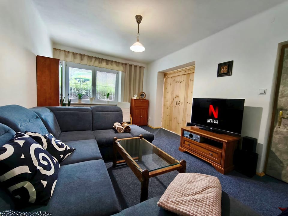 Communal lounge/ TV room, TV and multimedia, Living room, Seating area, Evening entertainment