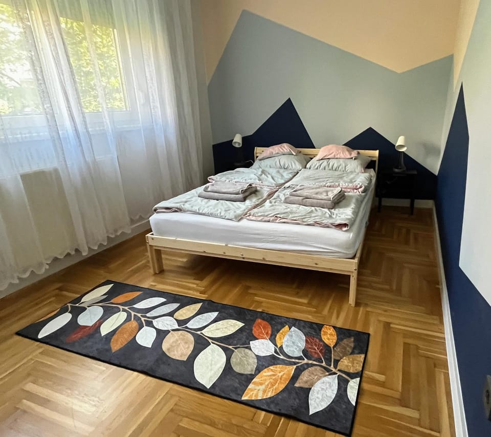 Bed, Bedroom, towels
