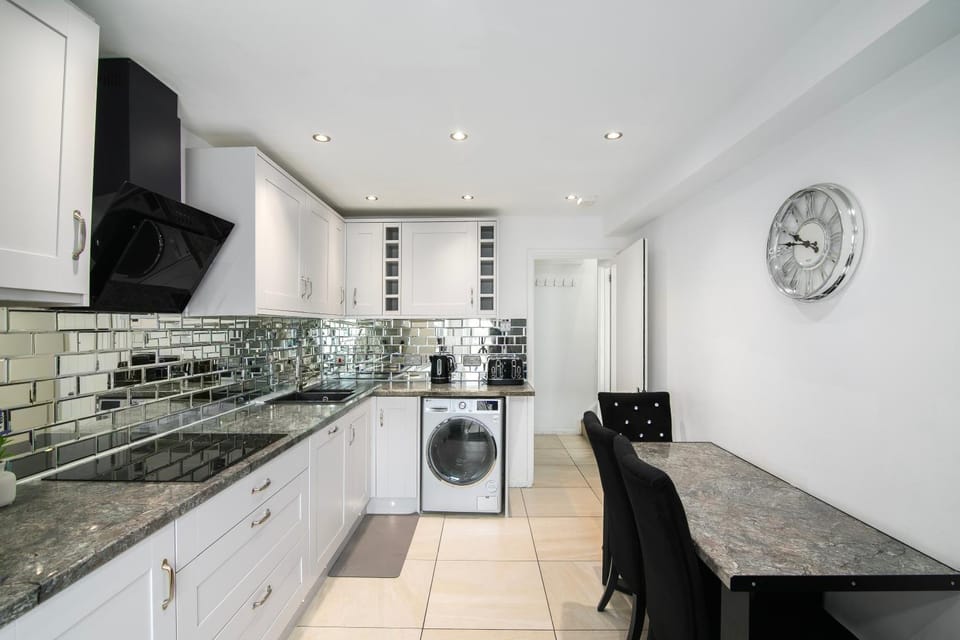 Kitchen or kitchenette, oven, stove, washing machine