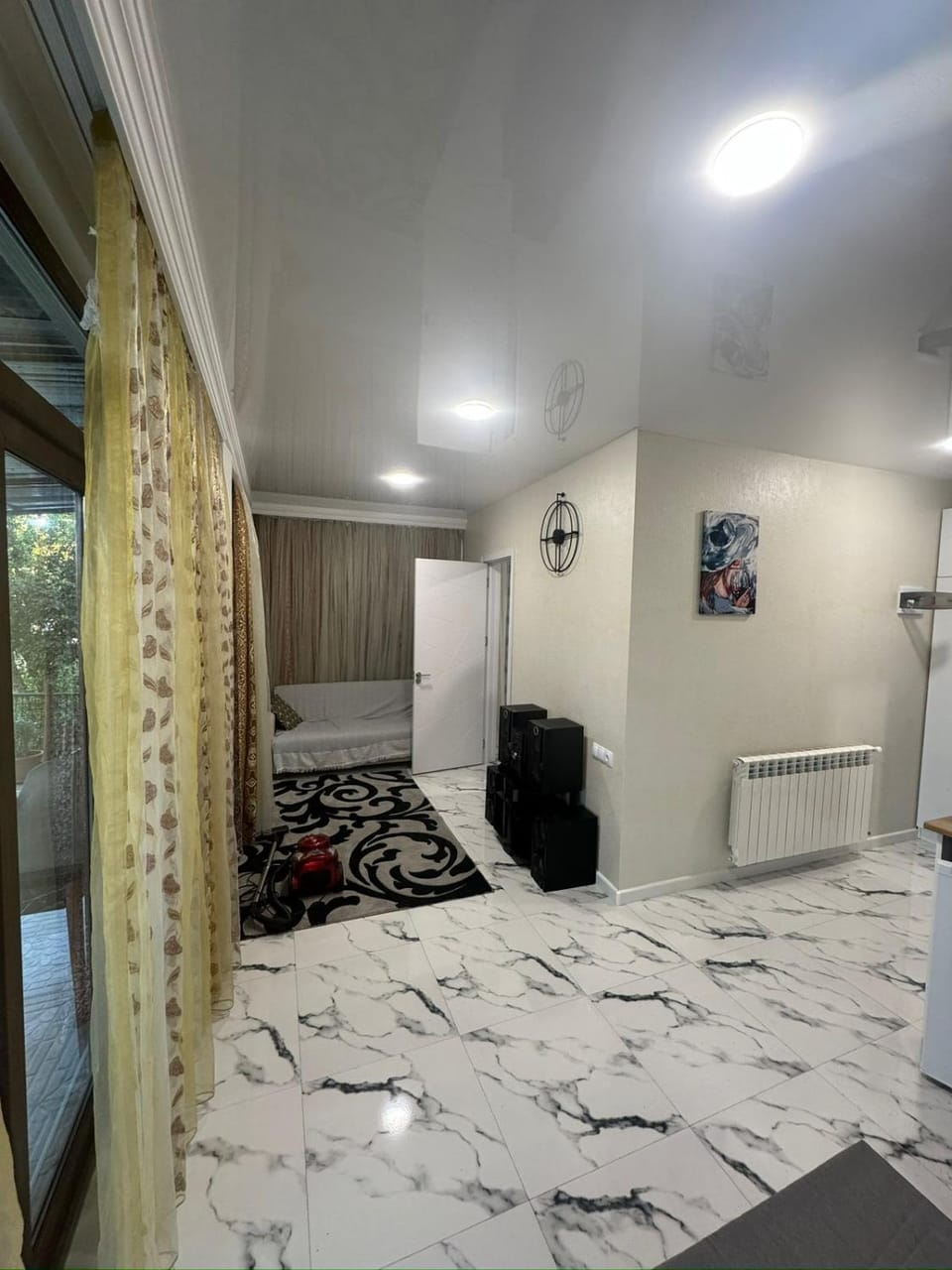 Photo of the whole room, Seating area