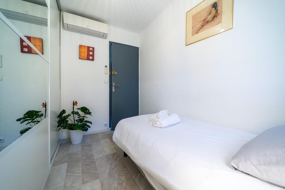 Photo of the whole room, Bedroom