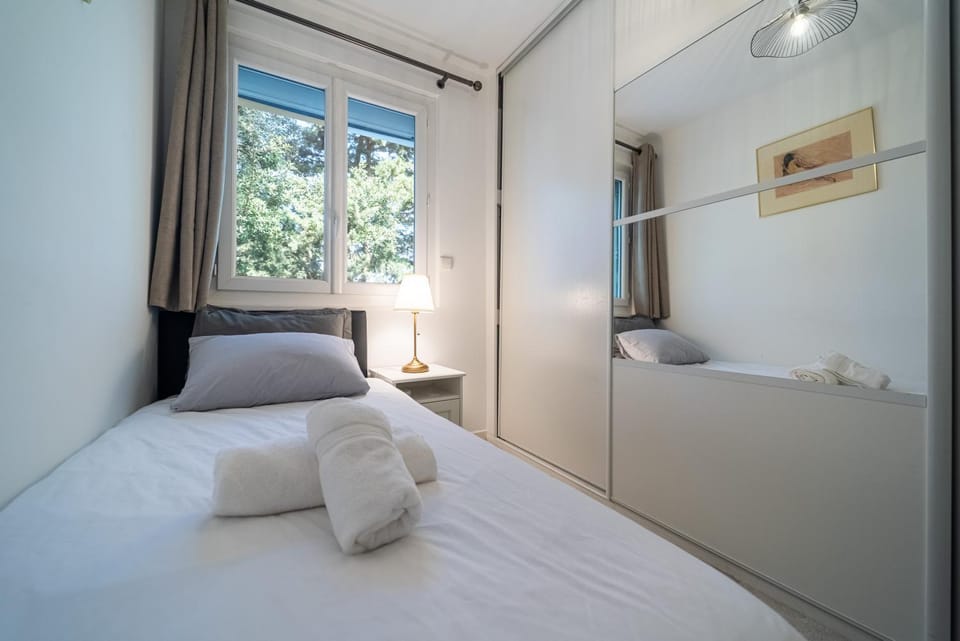 Photo of the whole room, Bedroom