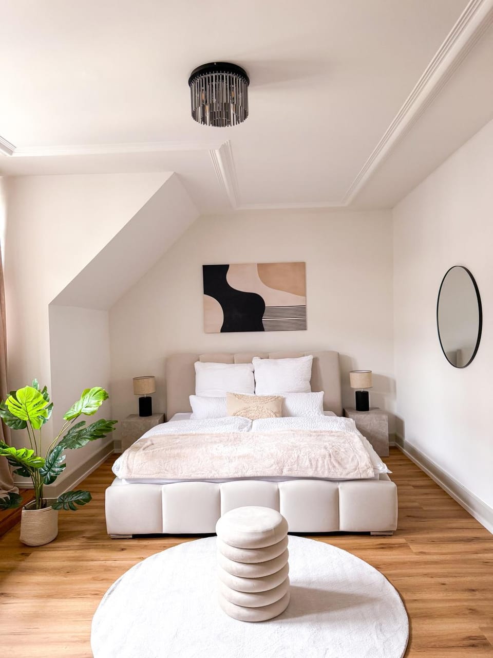 Bed, Photo of the whole room, Bedroom