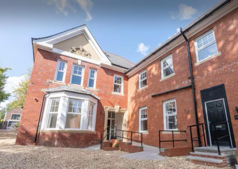 Flat 5 - 2BR Private parking Apartment in Newport