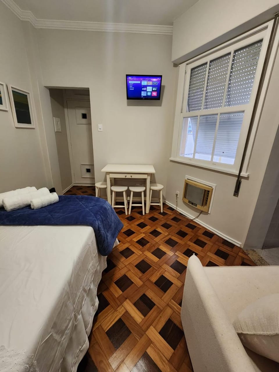 Bed, TV and multimedia, Photo of the whole room, air conditioner