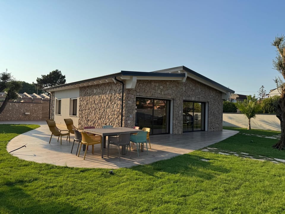 Property building, Patio, Garden, Balcony/Terrace, Garden view