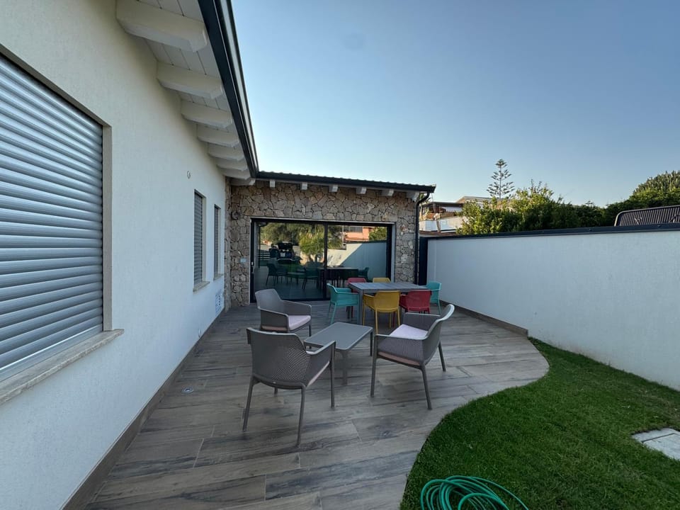 Property building, Garden, Dining area, Garden view