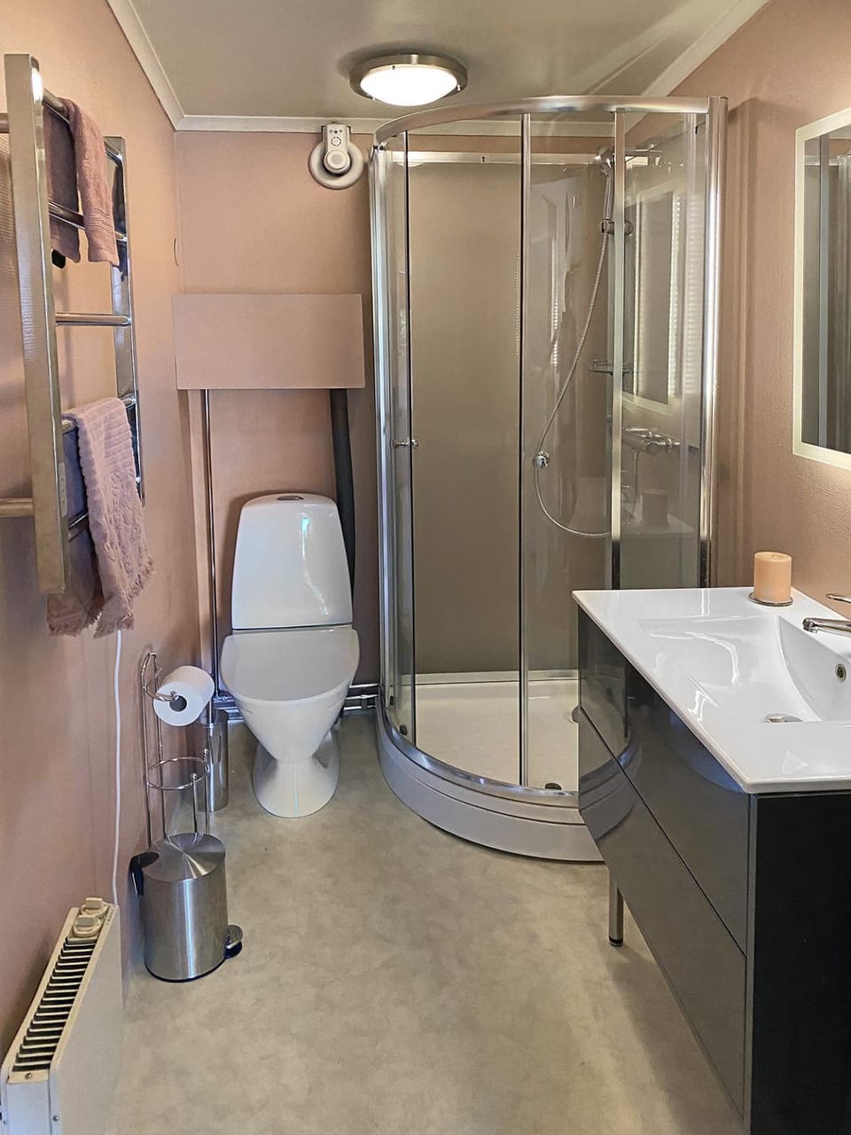 Shower, Toilet, towels