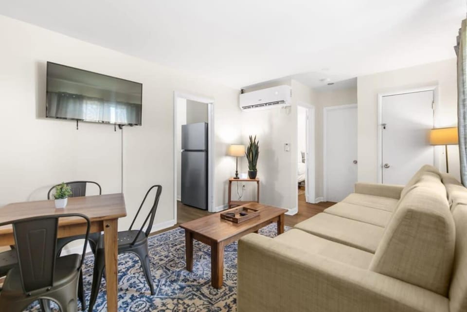 TV and multimedia, Living room, Seating area, Dining area