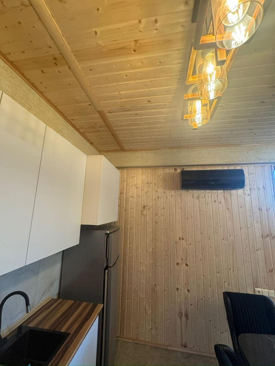 Kitchen or kitchenette, air conditioner