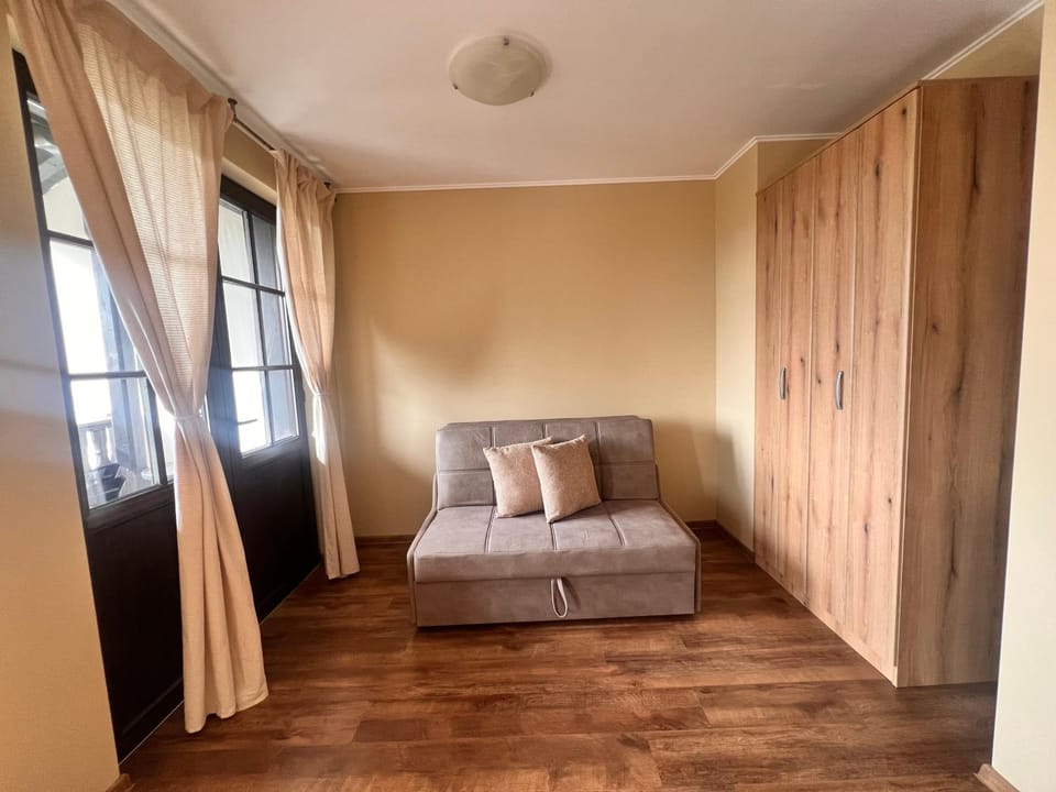 Bed, Seating area, wardrobe