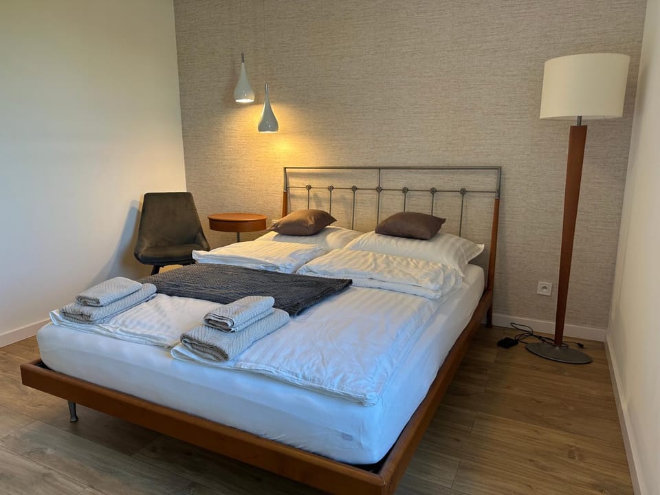 Bed, Bedroom, towels