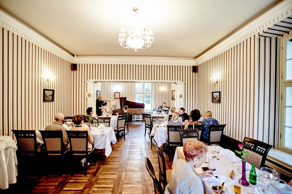 Restaurant/places to eat, Evening entertainment, group of guests