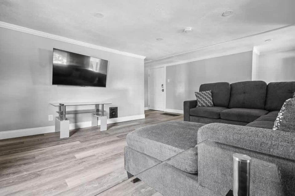 Spacious 3BR 1BA close to the Falls Apartment in Niagara Falls