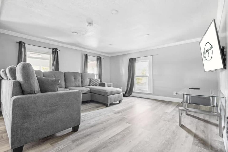 Spacious 3BR 1BA close to the Falls Apartment in Niagara Falls