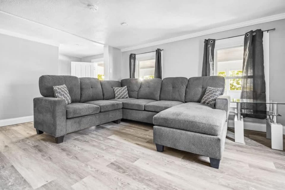 Spacious 3BR 1BA close to the Falls Apartment in Niagara Falls