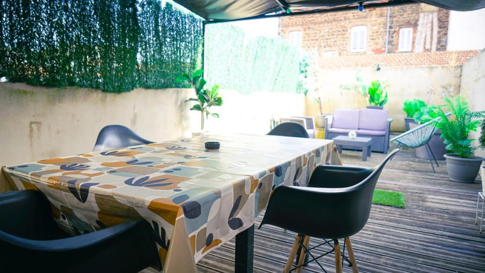 Patio, Day, Dining area