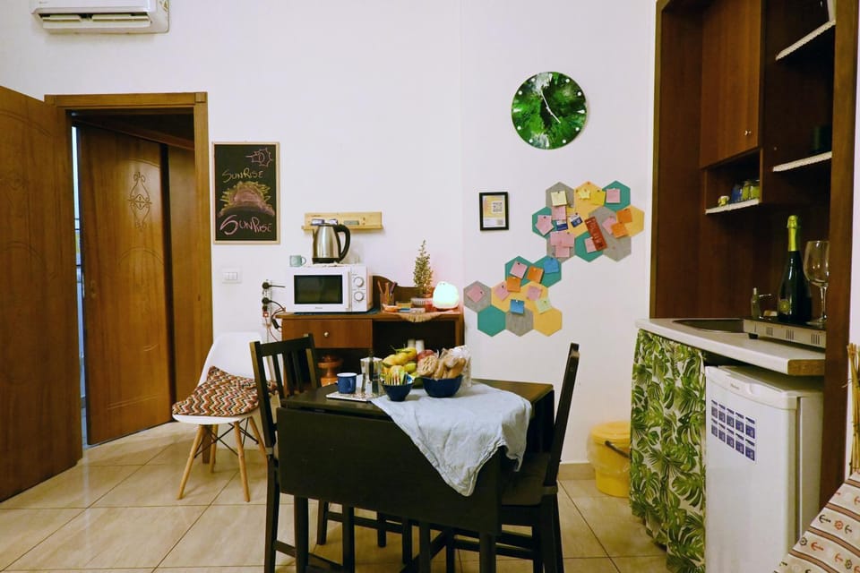 Kitchen or kitchenette, Dining area, air conditioner