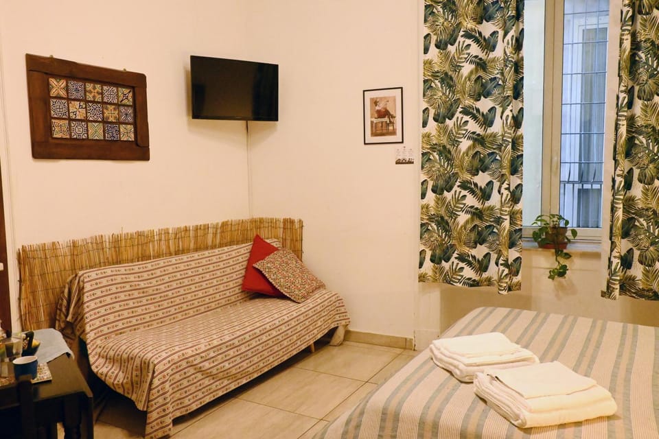 TV and multimedia, Living room, Photo of the whole room, Bedroom