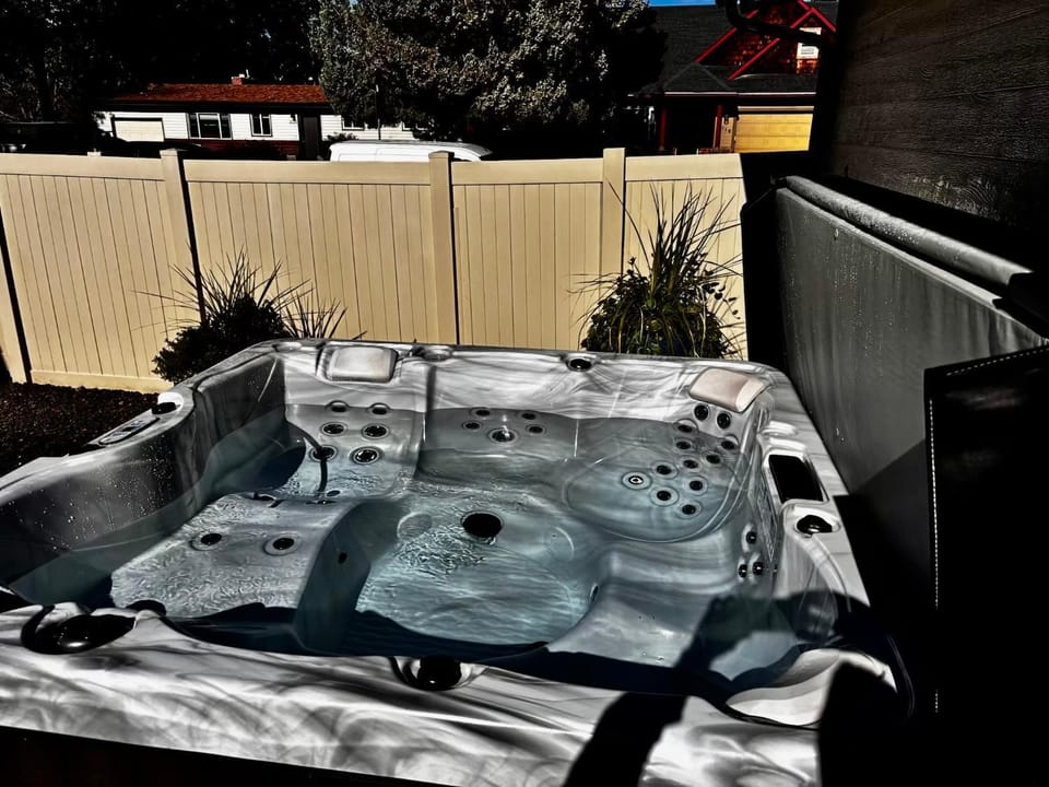 North End blue -Hot Tub - Fire Pit - E Bikes -4 BR House in Boise