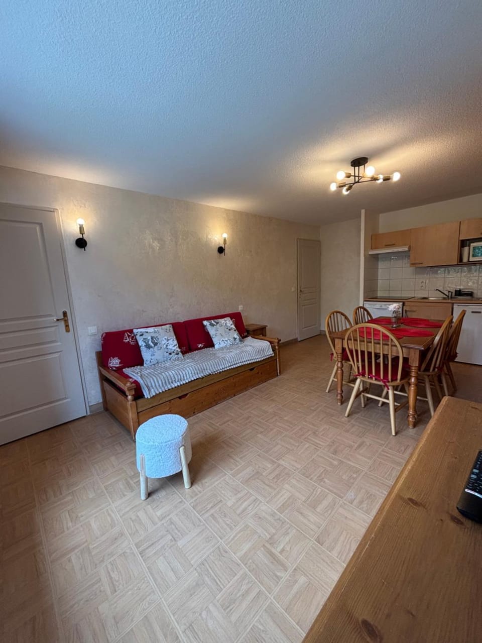 Kitchen or kitchenette, Living room, Seating area, Dining area