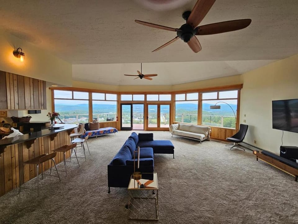 Communal lounge/ TV room, Natural landscape, TV and multimedia