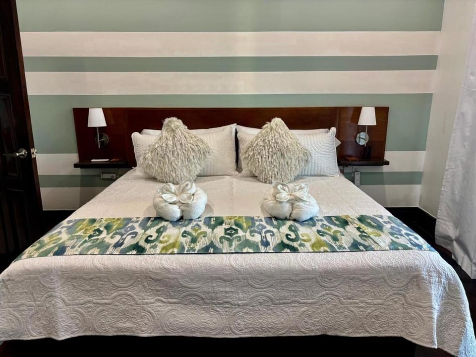 360 Suites, Seaside Luxury, 4 Bedrooms, 3 Bath House in Belize District