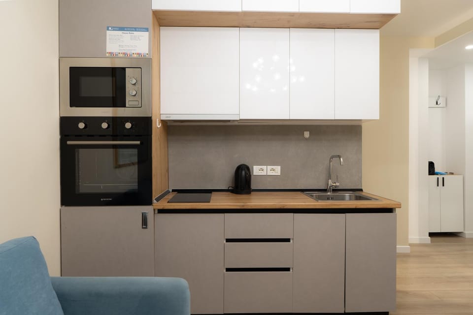 Coffee/tea facilities, Kitchen or kitchenette, minibar, oven, stove