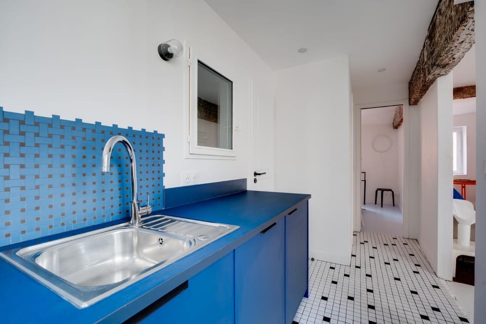 Kitchen or kitchenette, Communal kitchen, furniture, furniture, microwave, stove, stove, toaster, kitchen, kitchen