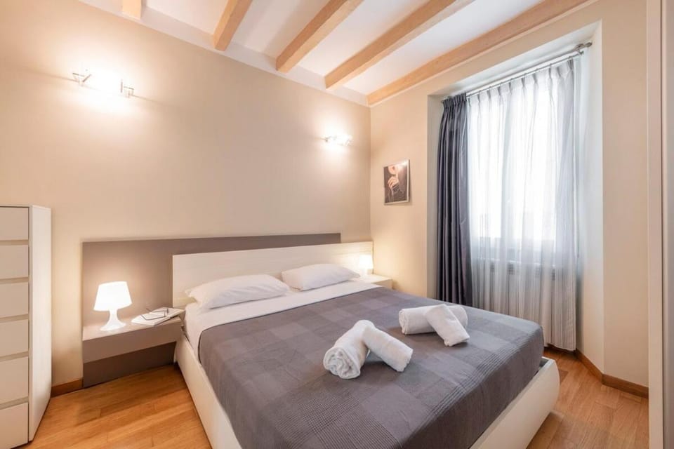 Photo of the whole room, Bedroom, towels
