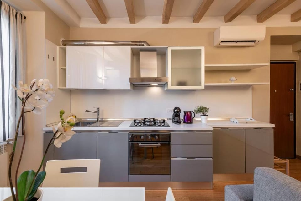 Kitchen or kitchenette, Dining area, oven, stove
