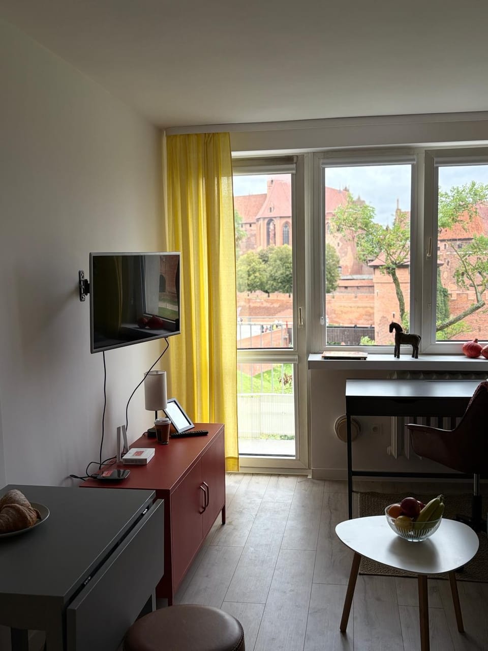 TV and multimedia, Living room, Seating area, Evening entertainment, Landmark view